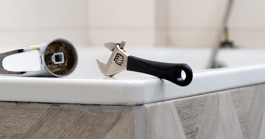 浴槽の水漏れトラブルは放置厳禁｜浴槽防水工事が必要なサインと業者の選び方